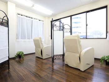 メガミ アイラッシュラウンジ(MEGAMI EYELASH LOUNGE)/自然光を取り入れた明るい店内