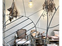 アトリエ ツメ(atelier TsuMe)の雰囲気（店内はアンティーク調の椅子やライトで落ち着いた雰囲気です♪）