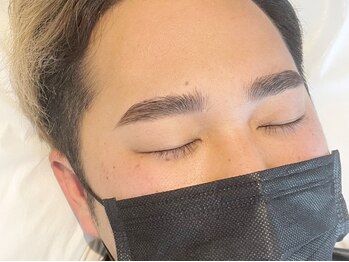 アイズブロウ(IZ*Brow)の写真/【メンズも眉毛で顔つきが変わる!】第一印象を決める目元はIZ*Browにお任せ♪凛々しい爽やかオトナ男性に★