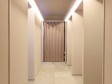 ■店内を進むと両サイドには完全個室■ライトで照らされた空間が広々空間を演出します＾＾