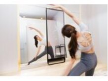 HITORI WELLNESS 熊谷籠原店の雰囲気（ミラーフィットで700種類のレッスンを体験できます）