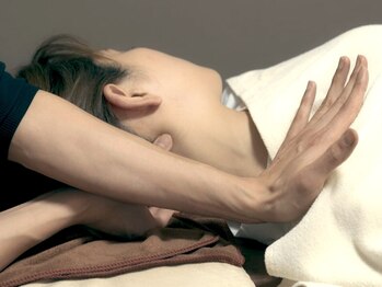 新潟頭痛専門こはく整体院の写真/頭蓋骨矯正で日常のストレスや疲れを頭部からリセット。癒しだけでは物足りない骨の歪みと共に頭痛の改善を