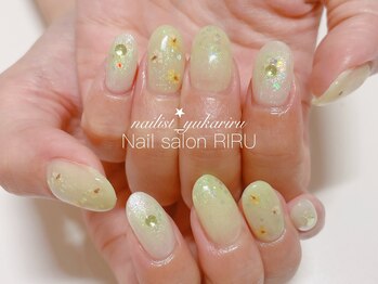 リル(RIRU)/キラキラ黄緑チーク押し花ネイル