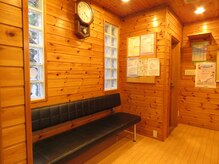 浅川鍼灸院 浅川接骨院の雰囲気（ログハウス調のアットホームな雰囲気です。レトロな院内です♪）