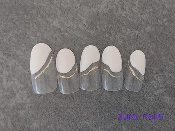 アウラネイルズ(aura nails)の写真/シンプルなのに周りと差がつく！大人上品なデザイン多数ご用意。洗練された指先で大人女性の魅力アップ♪