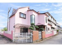 しゅしゅの雰囲気（ピンクの外観が目印♪駐車場1台あり（サロン裏１番））