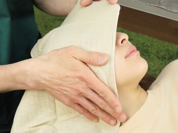 椎名亮 整体院/小顔施術。リンパを流します♪