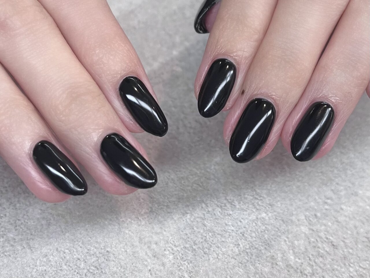 2026年冬トレンド】ブラック シンプル ハンドのネイルデザイン集｜人気
