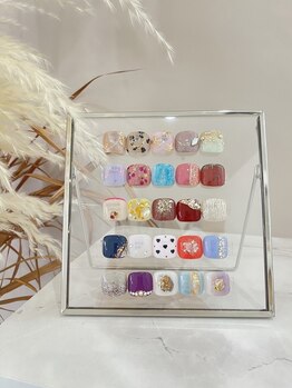 ネイリュー 倉敷店(naiLiu)の写真/素足の季節にはやっぱりフットネイルが欠かせない♪華やかに彩って、見る度にテンションが上がる足元に◎