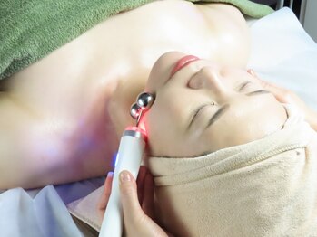 サーナステラ(Sana Stella)の写真/《歴18年》口コミ高評価の手技×最新美容技術でリフトアップ！憧れのシャープな小顔へ導きます☆