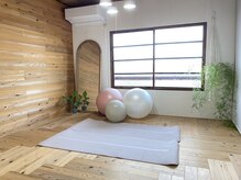 ナチュラルボディエバーグリーン(natural body evergreen)の雰囲気（施術はヨガマットの上で行います）