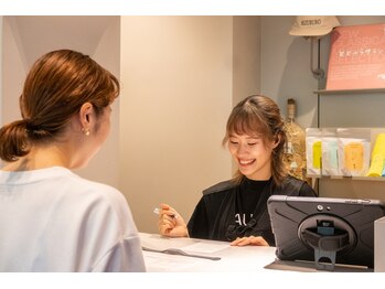 渋谷サウナス(SAUNAS)/フロントにてご入館のお手続き