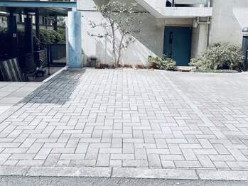 イントゥーナイン 表参道店(Into9)/専用駐車場は向かって左側です♪