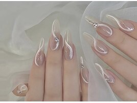 高級感のあるネイルデザイン。