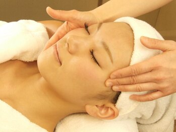 銀座マツナガ 日本橋店の写真/【攻めと守りのエイジング】シワをケアしつつ、シミの予備軍まで逃さない！輝くような透明素肌へ導く◎