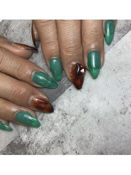 鮮やかなグリーンが際立つネイル