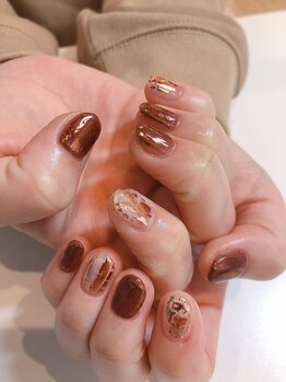 アールエム(Rm)/茶色のワンカラーネイル