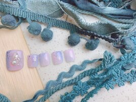 パールで淡いカラーネイル