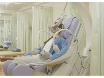 三和整骨院 国領院/施術室内 ストレッチ機