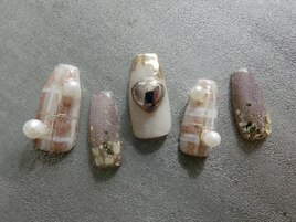 淡いカラーのチェックネイル