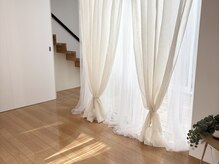 1階フロントは木漏れ日が差し込む落ち着いた空間です