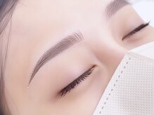 Q.メイクの時、眉の左右差・濃さのムラが気になっています。サロンでの施術内容は？