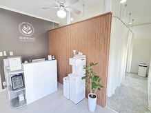 珊瑚整骨院の雰囲気(半個室風の落ち着いた空間。周りを気にせずリラックス◎)