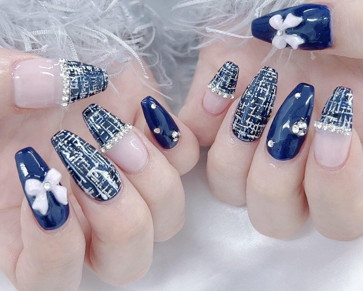 2026年冬トレンド】ネイビー ツイード ハンドのネイルデザイン集｜人気