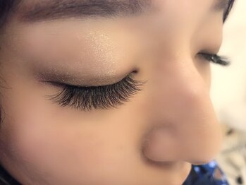 アイラッシュ ティアラ(Eyelash Tiara)の写真/《国産グルー使用》カールは20種類以上と種類豊富☆3Dラッシュもオススメです♪お客様の目に美しい輝きを。