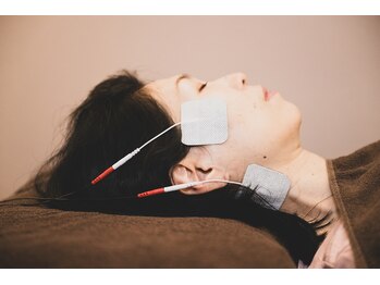 サロンド365 銀座(salon de 365)/美容機器REBORNを張りながら施術