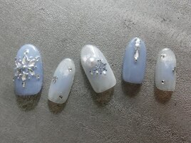 キラキラ雪の結晶ネイル