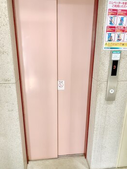 エクシアホワイトニング 千葉駅前店/こちらのエレベーターで６階へ♪