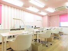 テーブル4、リクライニングチェア２、ハンドフット同時施術可！