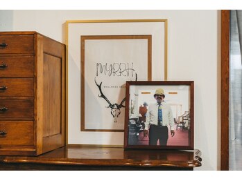 ミルラ(MYRRH)/おじさんと店名ロゴ