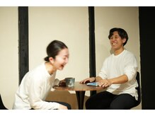 フェムフローラスタジオ フシミイナリ(Fem FLORA STUDIO fushimiinari)の雰囲気（ドリンクを飲みながらカウンセリングを行い心を落ち着かせます）