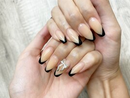 黒フレンチネイル