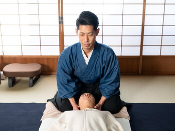 桑谷整体の写真/肩に触れずとも、土台から変える。呼吸の浅さや目の疲れまで考慮し、背骨の支えから「首が回る」身体へ。