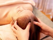 頭のコリをほぐすことで、リフトアップ効果も抜群！