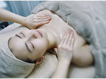 ビューティーハブ 新宿西口(BEAUTY HUB)の写真/光の力でバストアップ！【背中・二の腕贅肉ケア＋バストマッサージ＋光照射　60分6800円】理想のバストに♪