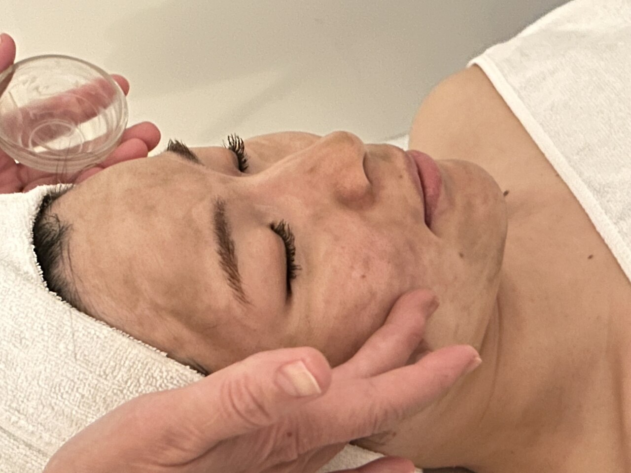 【美品】施術ベッドお譲りします。エステやリラクゼーションのトリートメントに最適。 7BEAUTY（7ビューティー） マッサージベッド 折りたたみ 軽量 有孔