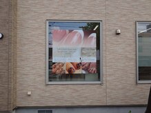 ヴィオンプラス(VION+)/ネイルサロンらしい窓が目印