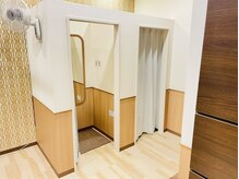 ボディラックス鍼灸整体院の雰囲気(更衣室、着替え完備で仕事終わりでも通いやすい)