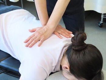 イーク 丸の内カイロプラクティック整体/背中の施術・猫背・反り腰・整体