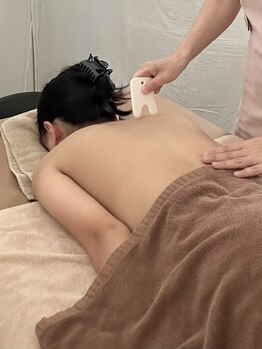 シーアンドエム(C&M)の写真/【頭からつま先までお好きなエッセンシャルオイルでかっさ】首、肩こりの解消におすすめ！