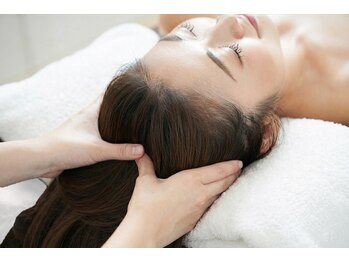 サロン ストック(STOCK)の写真/横になっての施術なので、ほとんどの方が眠ってしまう…♪頭にもリンパが！老廃物の排出を促進★