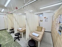 麻生駅上鍼灸整骨院の雰囲気（カーテンで仕切られた施術スペース）
