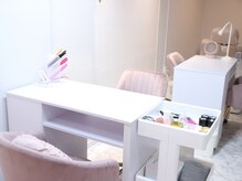 白を基調とした店内で施術が受けられます◎