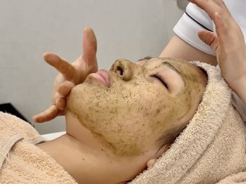ラシュール(Rassure)の写真/毛穴の開き・黒ずみ・ザラつきにはダウンタイム無しハーブピーリングで徹底改善！ファンデが綺麗に乗る肌へ