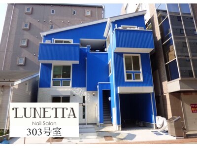 青い外観の可愛い建物、303号室がLUNETTAです♪