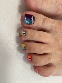 目立ってナンボのフットネイル
